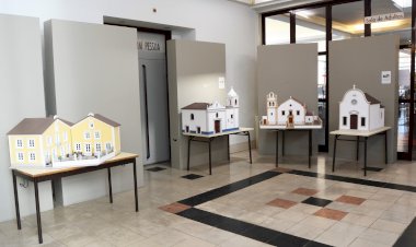 Maquetes de madeira em exposição na Biblioteca de Cantanhede