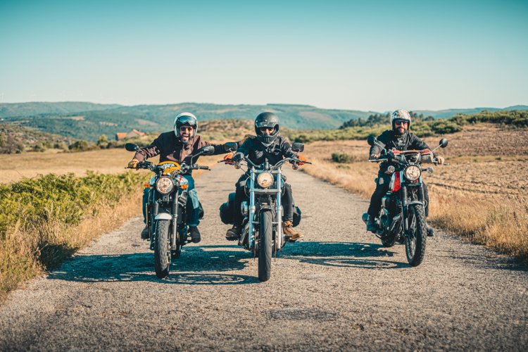 Ingleses, espanhóis e portugueses passeiam de moto clássica pela Região Centro