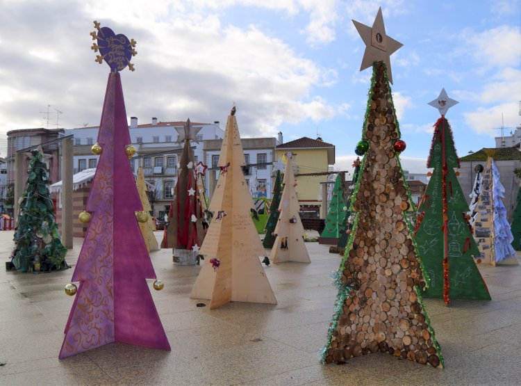Monção decorada com Árvores de Natal Criadas pelas Colectividades