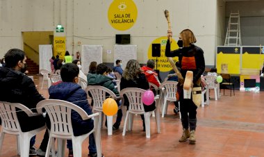 Centro de Vacinação de Viseu dá as boas-vindas às crianças com atividades de música e magia