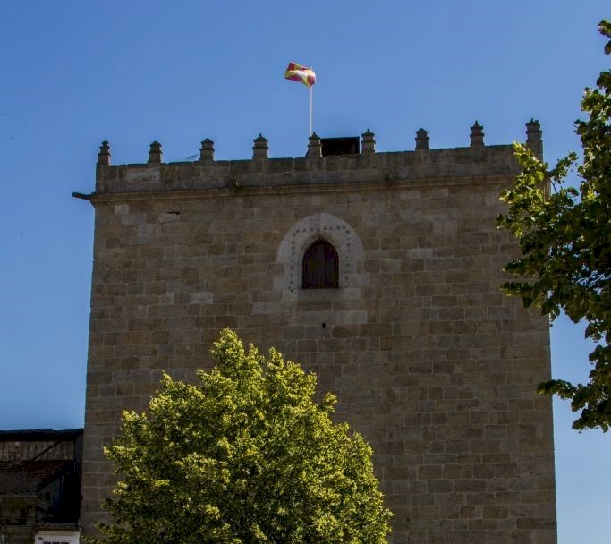 Exposição “O mundo colorido de Mina Gallos” na Torre Medieval