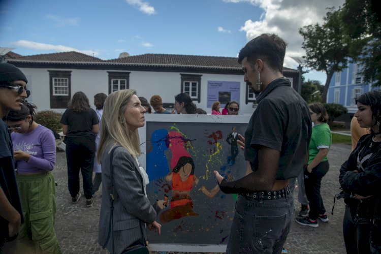 Cristina Canto Tavares quer pintar Ponta Delgada da cor da igualdade