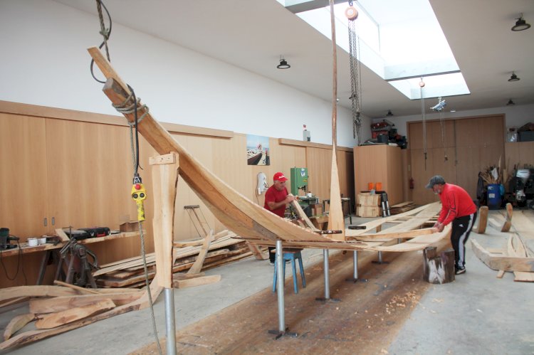 Novo barco moliceiro em construção no Estaleiro-Museu do Monte Branco