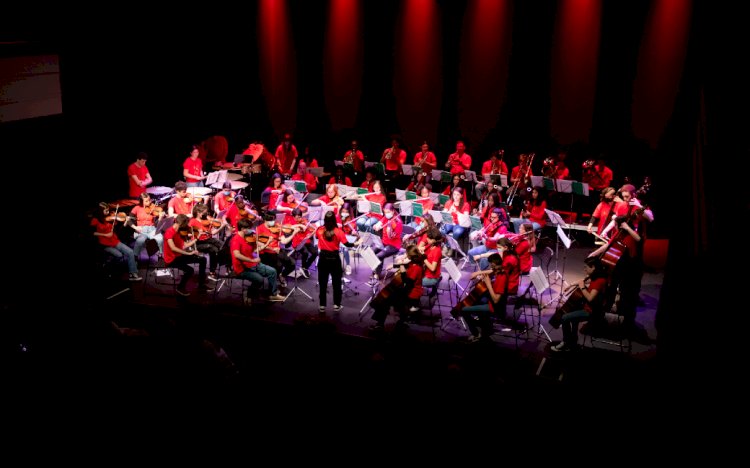 A Orquestra GeraShare apresenta-se no palco dos Recreios da  Amadora