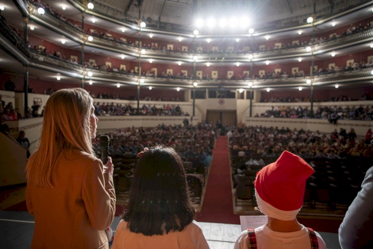 Mais de 1200 crianças da rede ATL celebram o Natal no Coliseu Micaelense