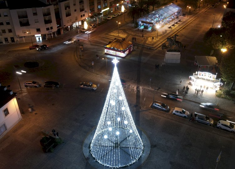 Luzes de Natal já iluminam as ruas de Cantanhede