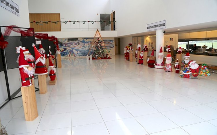 Átrio da Câmara Municipal acolhe exposição de Pais Natais
