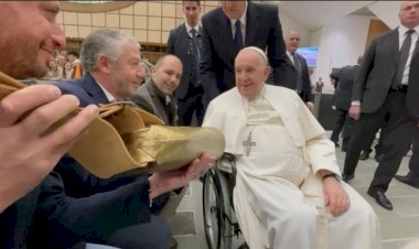 Município de Viana do Alentejo e Chocalhos Pardalinho oferecem chocalho ao Papa Francisco