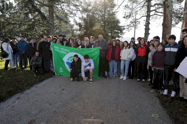 Bandeira Verde Eco-Escolas hasteada na Escola Secundária Lima-de-Faria