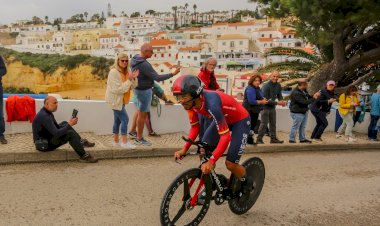 Daniel Martínez conquista a Volta e Stefan Küng vence o contrarrelógio