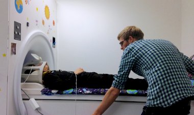 Estudo sobre o cérebro revela que crianças e adultos podem usar estratégias diferentes para perceber interacções entre pessoas