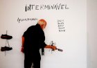Artur Barrio em montagem da exposição "Interminável" em Guimarães