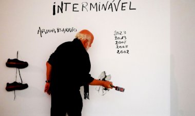 Artur Barrio em montagem da exposição "Interminável" em Guimarães