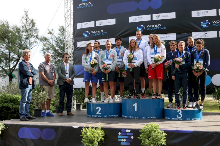 Equipa da Hungria vence prova de estafetas mistas na natação em águas abertas
