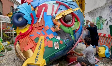 A nova obra de Bordalo II dá vida aos brinquedos que já ninguém que