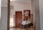Vestido “As Mãos” em exposição no átrio do edifício dos Paços do Concelho
