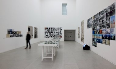 Obras e artistas internacionais como Artur Barrio, Eduardo Matos e José de Guimarães convidam-nos a visita-viagem durante este Verão no CIAJG