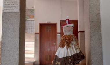 Vestido “As Mãos” em exposição no átrio do edifício dos Paços do Concelho