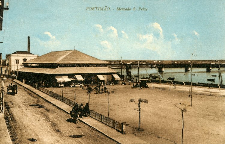 Exposição na Praça Teixeira Gomes propõe passeio pela história do postal ilustrado em Portimão