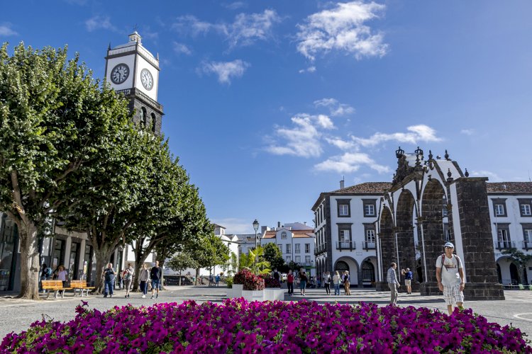 Câmara Municipal de Ponta Delgada associa-se à campanha “Outubro Rosa”