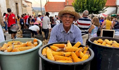 Desfolhada Tradicional recriada por dezenas de pessoas em Parada de Pinhão