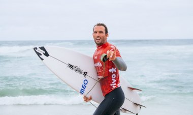 Surfista português regressa à 1ª divisão do surf mundial após qualificar-se para os oitavos-de-final da última prova do Challenger Series.