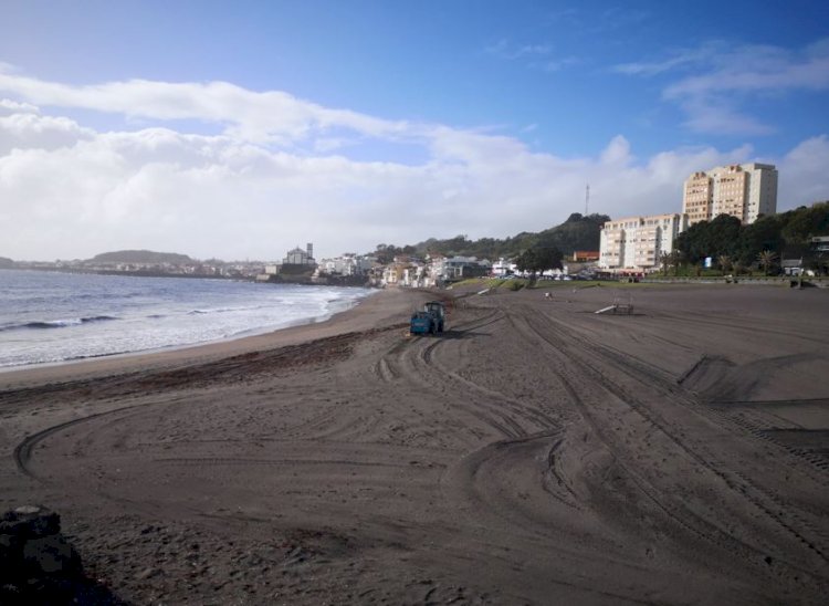 Ponta Delgada reforça limpeza das praias das Milícias, Pópulo e São Roque