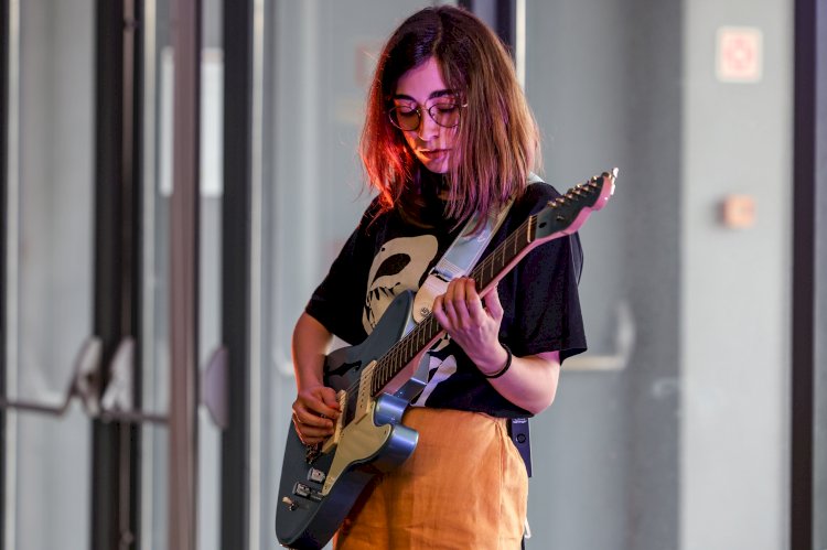 Inóspita em concerto de guitarra no rooftop do Fórum Luísa Todi