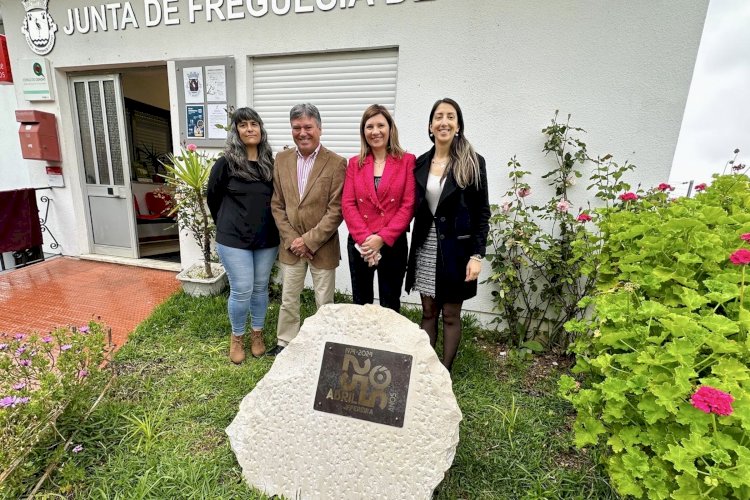 Sede da Junta de Freguesia de Pereira com placa evocativa dos 50 anos do 25 de Abril