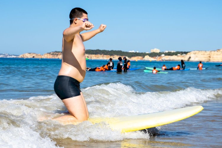 Jovens portadores de deficiência participam no 8º Encontro de Surf Adaptado da Praia da Rocha