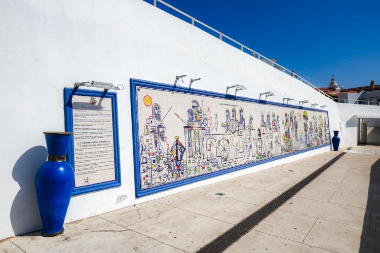 Painel de Azulejos no Jardim Frutuoso da Silva Conta a História de Albufeira ao Longo dos Séculos