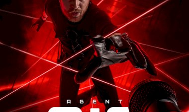 Humorista Danila Poperechny no Salão Preto e Prata do Casino Estoril