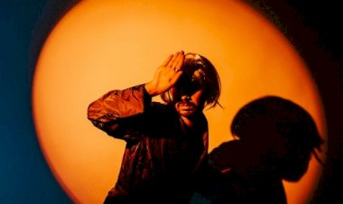 Tinta Persona transforma a vida  em palco no seu álbum  de estreia: plateia