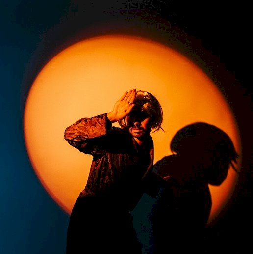 Tinta Persona transforma a vida em palco no seu álbum de estreia: plateia