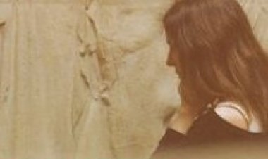 Uma Lua" é a primeira música em português de Leonor Baldaque