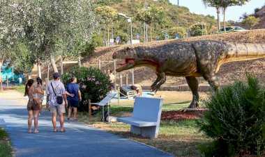 São 14 dinossauros “À Solta” no Parque do Ribeiro de Albufeira