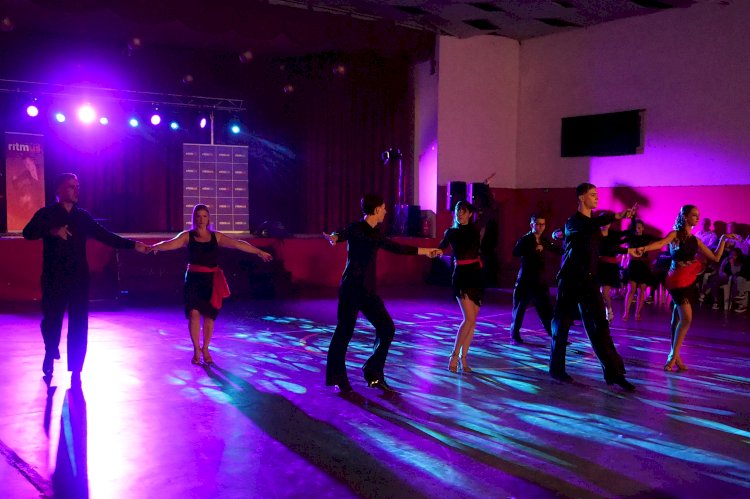 Ritmus celebra aniversário com dança de clássicos