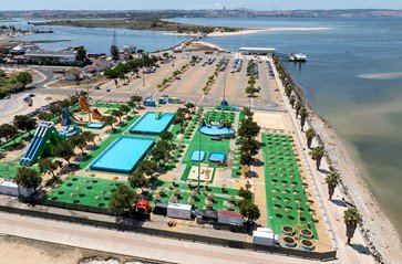Cais Fluvial do Seixal volta a receber parque de diversões aquáticas